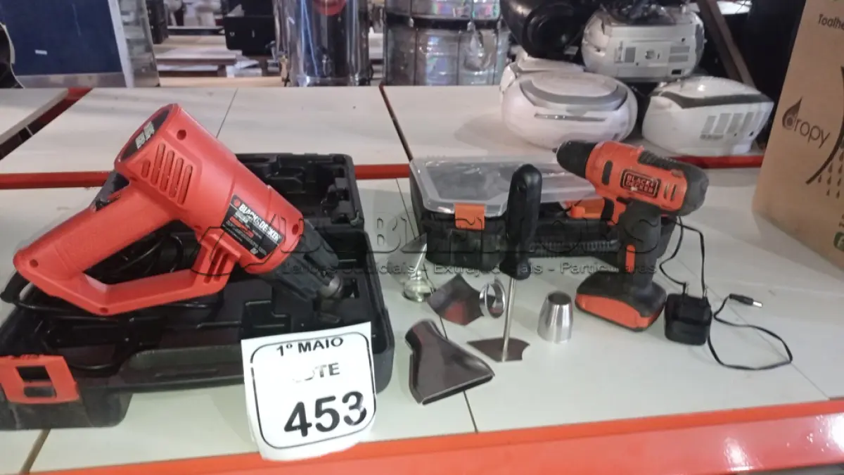 LOTE 453 - 01 PARAFUSADEIRA A BATERIA 12V MARCA BLACK DECKER E 01 SOPRADOR TÉRMICO ELÉTRICO MARCA BLACK DECKER. (NO ESTADO) ATENÇÃO! FAZER A VISITAÇÃO ANTES DE ARREMATAR, NÃO SABEMOS SE FUNCIONA, LEILÃO NÃO TEM GARANTIA E NEM DEVOLUÇÃO, SUJEITO A POSSÍVEIS AVARIAS VISÍVEIS/OCULTAS E/OU AUSÊNCIA DE COMPONENTES.