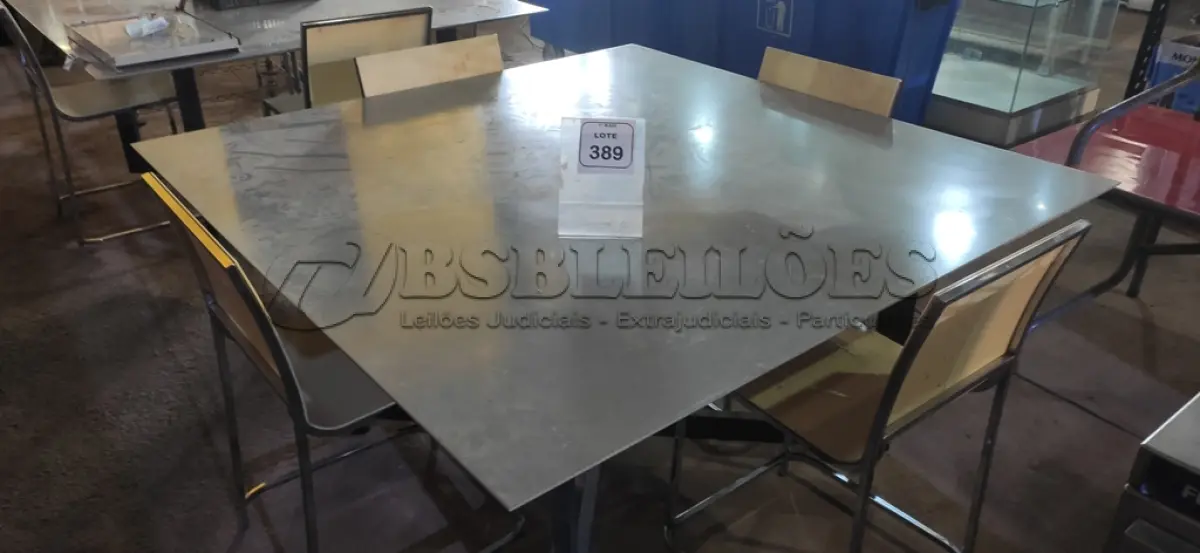 LOTE 389 - 01 MESA COM BASE DE FERRO E TAMPO EM PORCELANATO 04 CADEIRAS. (NO ESTADO) ATENÇÃO! FAZER A VISITAÇÃO ANTES DE ARREMATAR, NÃO SABEMOS SE FUNCIONA, LEILÃO NÃO TEM GARANTIA E NEM DEVOLUÇÃO, SUJEITO A POSSÍVEIS AVARIAS VISÍVEIS/OCULTAS E/OU AUSÊNCIA DE COMPONENTES.