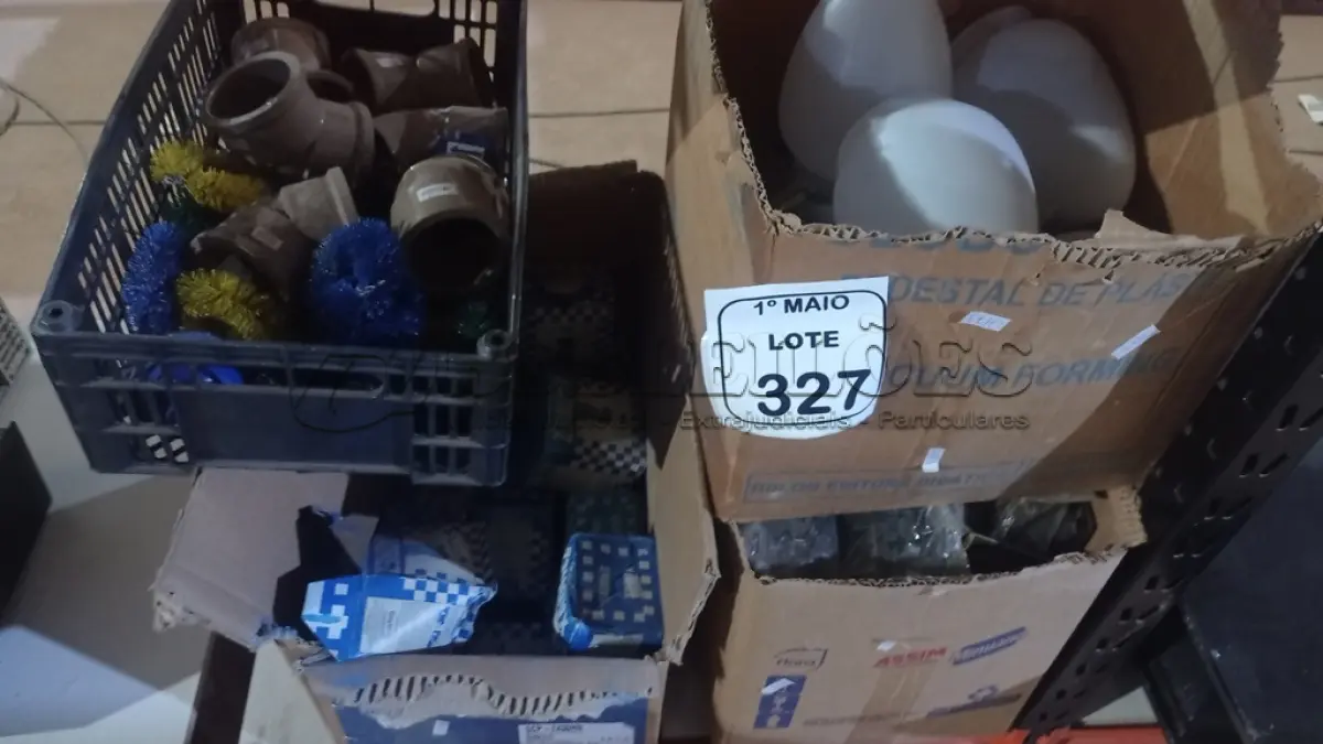 LOTE 327 - 01 LOTE COM GRANDE QUANTIDADE DE ESPELHOS DE TOMADAS, CURVAS HIDRÁULICAS, ESCOVAS LIMPA CUBO E TINTA XADREZ EM PÓ. (NO ESTADO) ATENÇÃO! FAZER A VISITAÇÃO ANTES DE ARREMATAR, NÃO SABEMOS SE FUNCIONA, LEILÃO NÃO TEM GARANTIA E NEM DEVOLUÇÃO, SUJEITO A POSSÍVEIS AVARIAS VISÍVEIS/OCULTAS E/OU AUSÊNCIA DE COMPONENTES.
