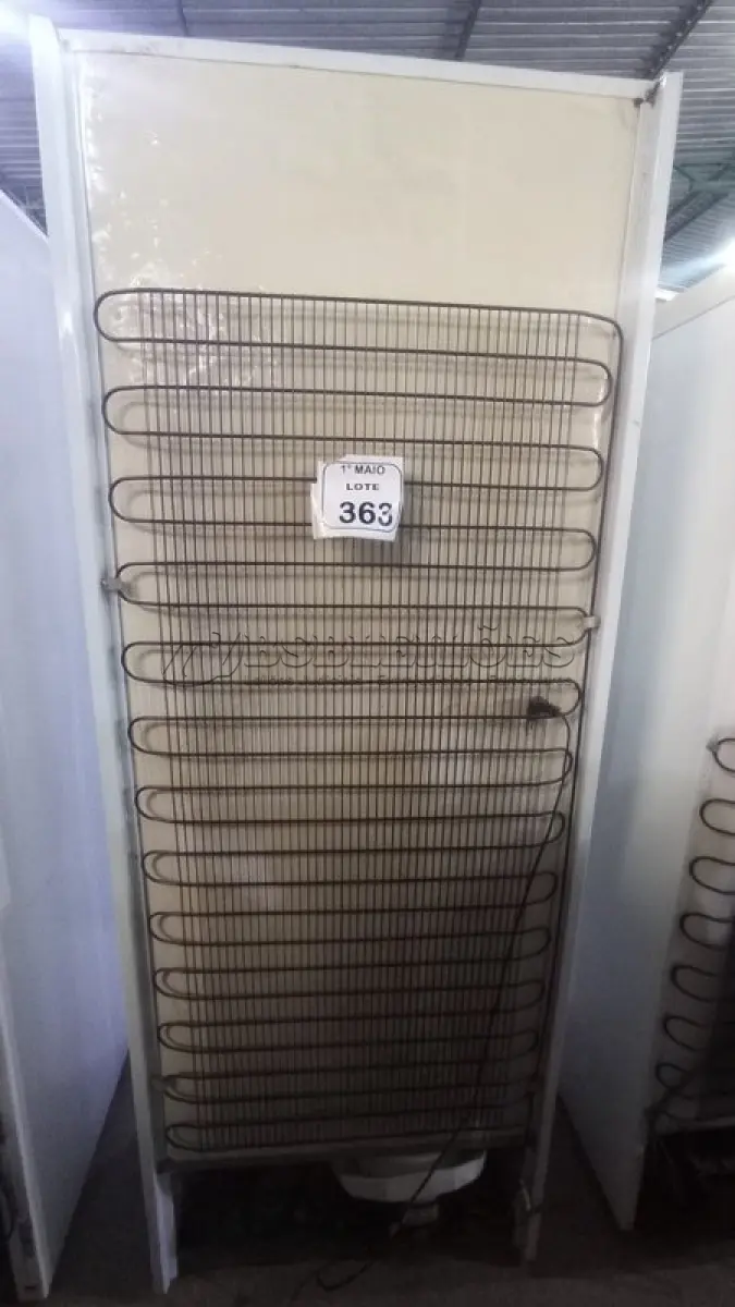 LOTE 363 - 01 GELADEIRA 220V MARCA ELECTROLUX. (NO ESTADO) ATENÇÃO! FAZER A VISITAÇÃO ANTES DE ARREMATAR, NÃO SABEMOS SE FUNCIONA, LEILÃO NÃO TEM GARANTIA E NEM DEVOLUÇÃO, SUJEITO A POSSÍVEIS AVARIAS VISÍVEIS/OCULTAS E/OU AUSÊNCIA DE COMPONENTES.