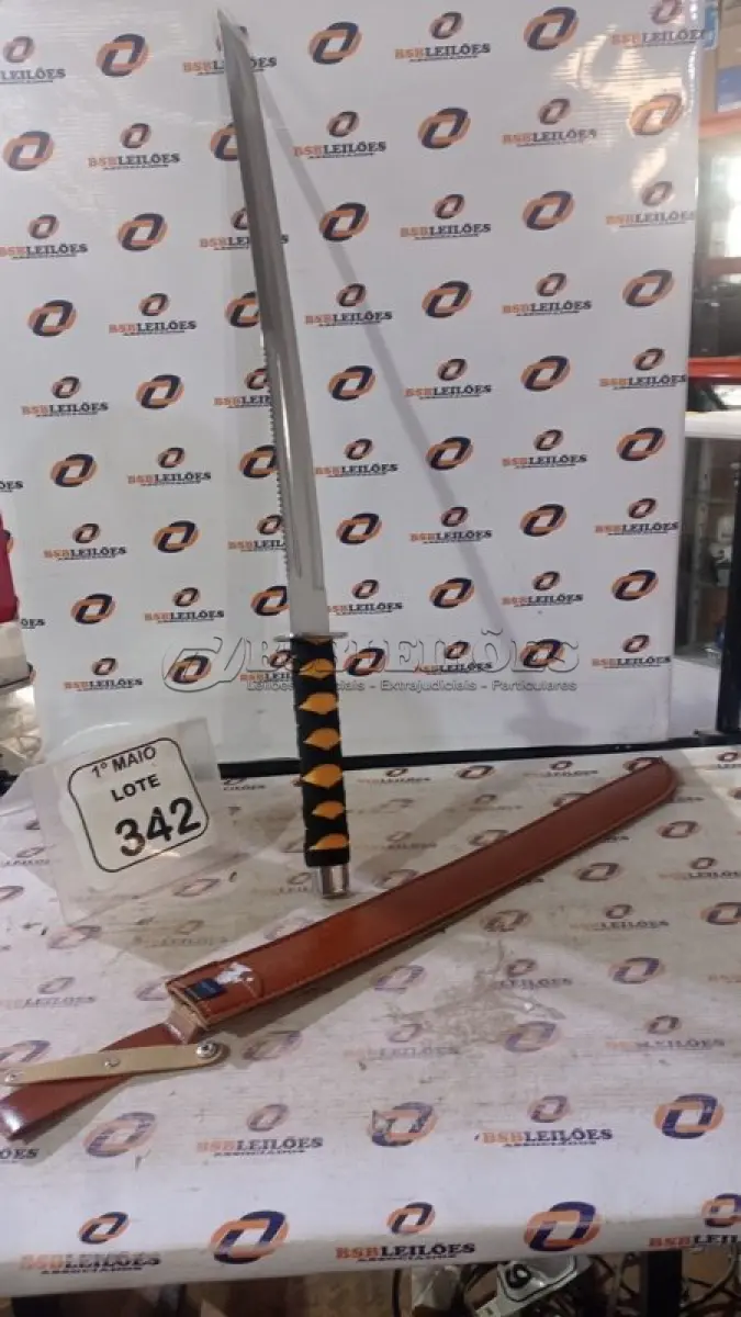 LOTE 342 - 01 FACÃO TIPO KATANA COM LÂMINA DE 50CM. (NO ESTADO) ATENÇÃO! FAZER A VISITAÇÃO ANTES DE ARREMATAR, NÃO SABEMOS SE FUNCIONA, LEILÃO NÃO TEM GARANTIA E NEM DEVOLUÇÃO, SUJEITO A POSSÍVEIS AVARIAS VISÍVEIS/OCULTAS E/OU AUSÊNCIA DE COMPONENTES.