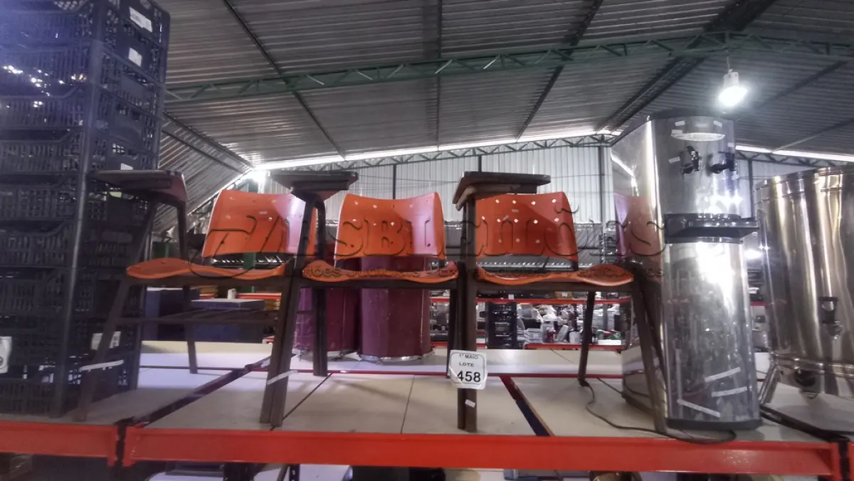 LOTE 458 - 01 BEBEDOURO PARA GARRAFÃO REFRIGERADO MARCA IBBL E 03 CADEIRAS UNIVERSITÁRIAS. (NO ESTADO) ATENÇÃO! FAZER A VISITAÇÃO ANTES DE ARREMATAR, NÃO SABEMOS SE FUNCIONA, LEILÃO NÃO TEM GARANTIA E NEM DEVOLUÇÃO, SUJEITO A POSSÍVEIS AVARIAS VISÍVEIS/OCULTAS E/OU AUSÊNCIA DE COMPONENTES.