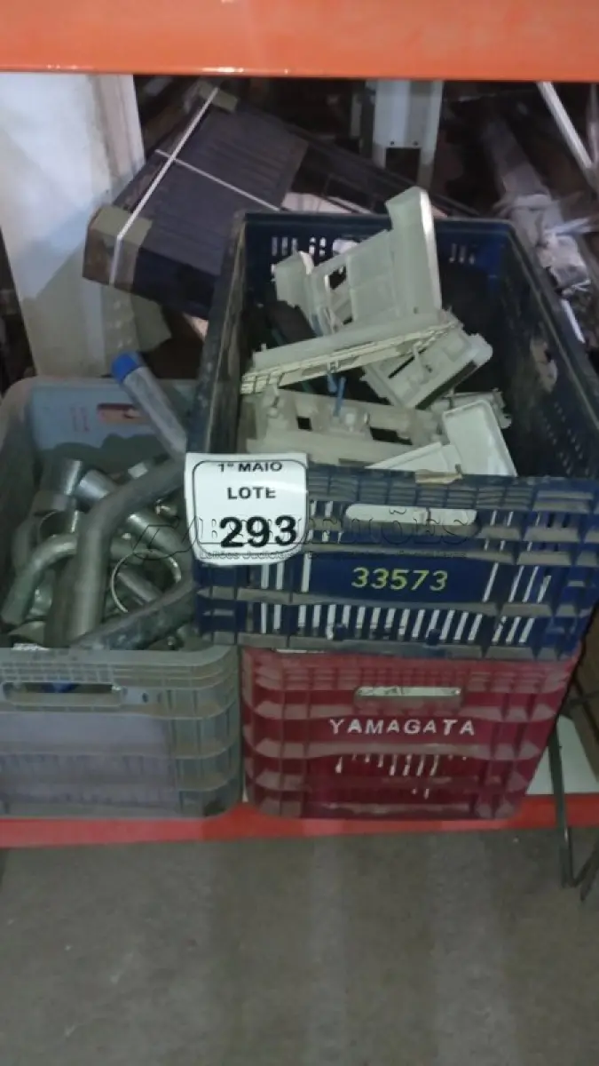 LOTE 293 - 01 LOTE COM CURVAS DE METAL PARA ELETRODUTO, LUVAS DE METAL, RALOS DE PVC, ESPELHO DE TOMADAS E MATERIAIS DIVERSOS. (NO ESTADO). (NO ESTADO) ATENÇÃO! FAZER A VISITAÇÃO ANTES DE ARREMATAR, NÃO SABEMOS SE FUNCIONA, LEILÃO NÃO TEM GARANTIA E NEM DEVOLUÇÃO, SUJEITO A POSSÍVEIS AVARIAS VISÍVEIS/OCULTAS E/OU AUSÊNCIA DE COMPONENTES.