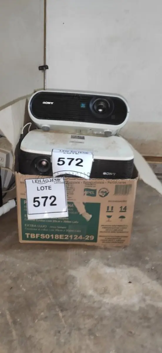 LOTE 572 - 01 LOTE COM SUCATA DE PROJETORES. (NO ESTADO) ATENÇÃO! FAZER A VISITAÇÃO ANTES DE ARREMATAR, NÃO SABEMOS SE FUNCIONA, LEILÃO NÃO TEM GARANTIA E NEM DEVOLUÇÃO, SUJEITO A POSSÍVEIS AVARIAS VISÍVEIS/OCULTAS E/OU AUSÊNCIA DE COMPONENTES.