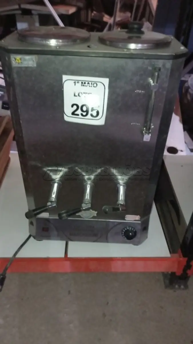 LOTE 295 - 01 CAFETEIRA INDUSTRIAL EM INOX. (NO ESTADO) ATENÇÃO! FAZER A VISITAÇÃO ANTES DE ARREMATAR, NÃO SABEMOS SE FUNCIONA, LEILÃO NÃO TEM GARANTIA E NEM DEVOLUÇÃO, SUJEITO A POSSÍVEIS AVARIAS VISÍVEIS/OCULTAS E/OU AUSÊNCIA DE COMPONENTES.