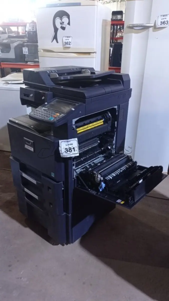 LOTE 381 - 01 COPIADORA TASKALFA 2551CI 110V MARCA KYOCERA. (NO ESTADO) ATENÇÃO! FAZER A VISITAÇÃO ANTES DE ARREMATAR, NÃO SABEMOS SE FUNCIONA, LEILÃO NÃO TEM GARANTIA E NEM DEVOLUÇÃO, SUJEITO A POSSÍVEIS AVARIAS VISÍVEIS/OCULTAS E/OU AUSÊNCIA DE COMPONENTES.