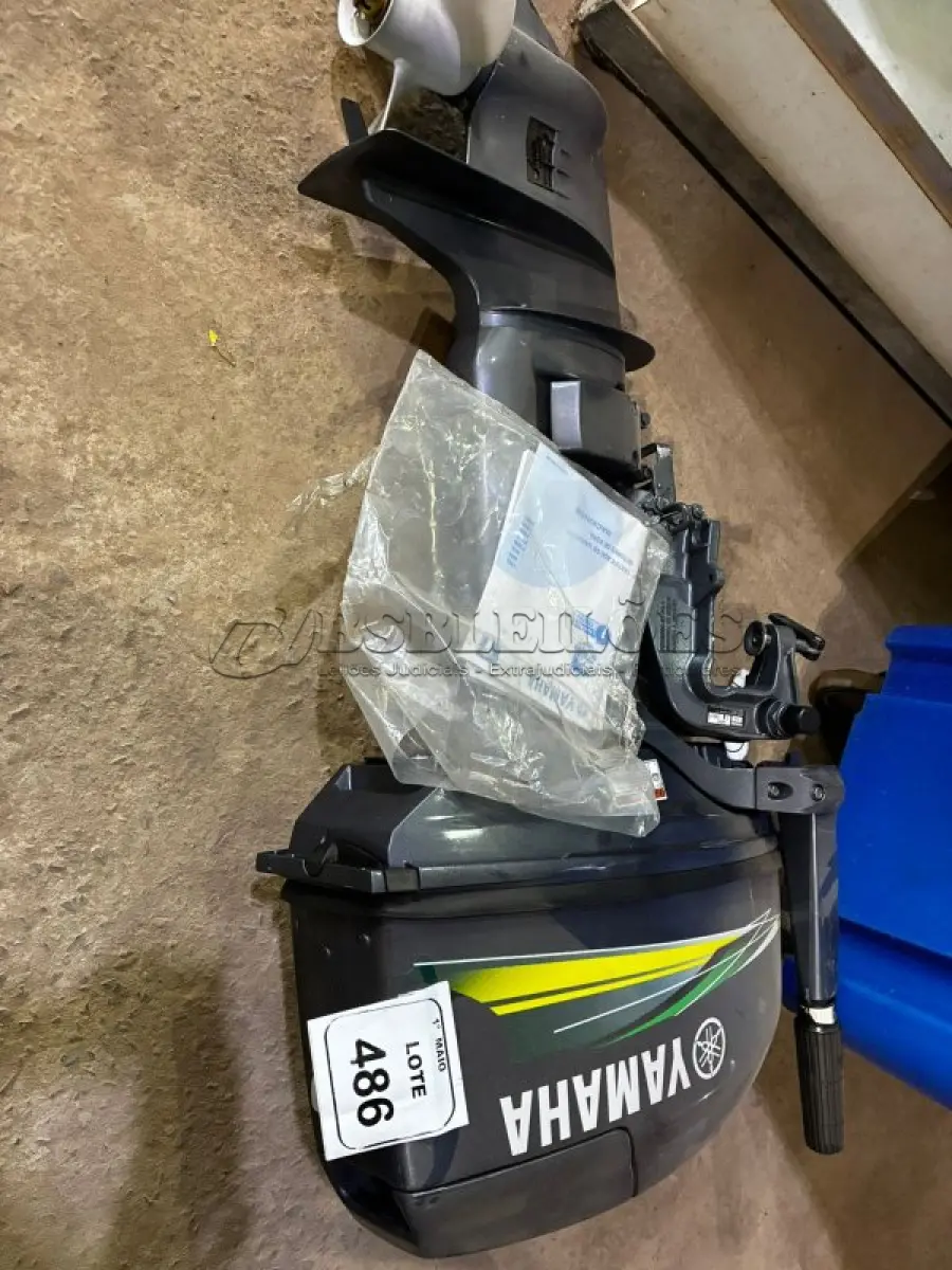 LOTE 486 - 01 MOTOR DE POPA DE 30HP SEM TANQUE DE GASOLINA DE 24L MARCA YAMAHA. (NO ESTADO) ATENÇÃO! FAZER A VISITAÇÃO ANTES DE ARREMATAR, NÃO SABEMOS SE FUNCIONA, LEILÃO NÃO TEM GARANTIA E NEM DEVOLUÇÃO, SUJEITO A POSSÍVEIS AVARIAS VISÍVEIS/OCULTAS E/OU AUSÊNCIA DE COMPONENTES.