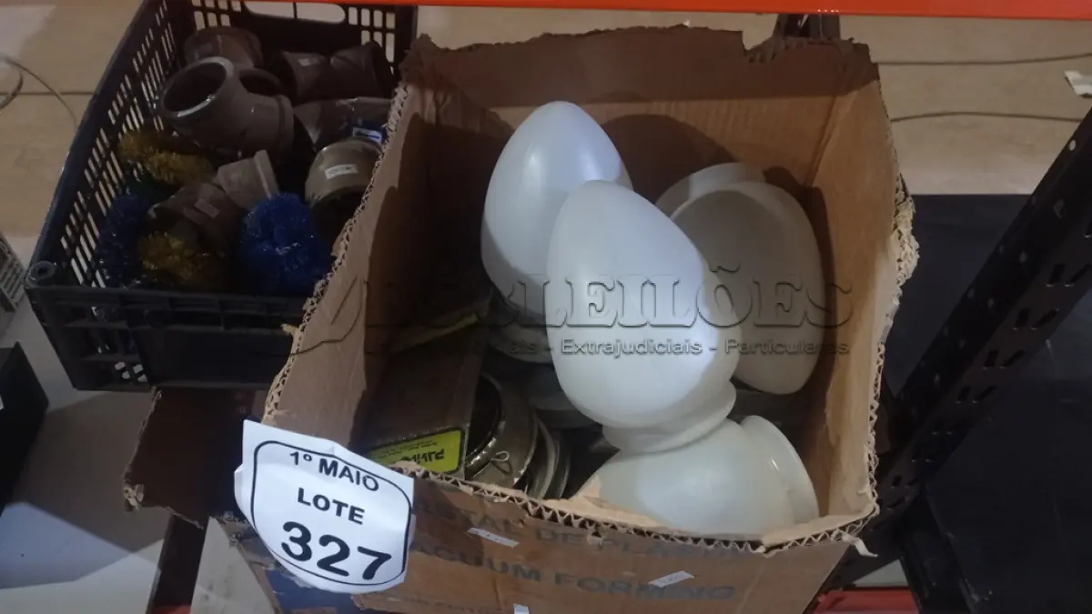 LOTE 327 - 01 LOTE COM GRANDE QUANTIDADE DE ESPELHOS DE TOMADAS, CURVAS HIDRÁULICAS, ESCOVAS LIMPA CUBO E TINTA XADREZ EM PÓ. (NO ESTADO) ATENÇÃO! FAZER A VISITAÇÃO ANTES DE ARREMATAR, NÃO SABEMOS SE FUNCIONA, LEILÃO NÃO TEM GARANTIA E NEM DEVOLUÇÃO, SUJEITO A POSSÍVEIS AVARIAS VISÍVEIS/OCULTAS E/OU AUSÊNCIA DE COMPONENTES.