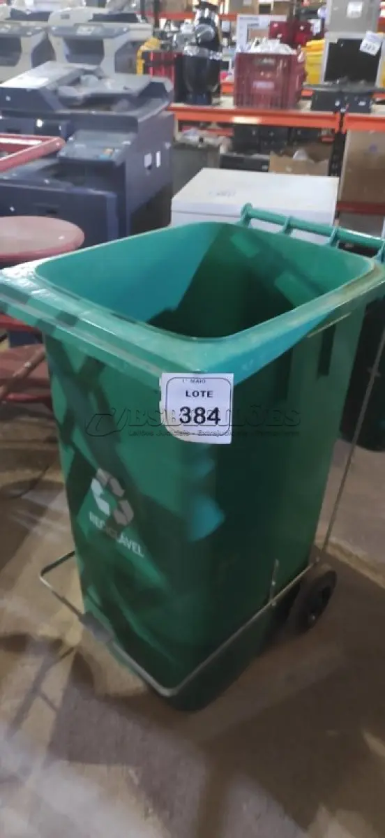 LOTE 384 - 01 LIXEIRA 240L COM RODAS NA COR VERDE. (NO ESTADO) ATENÇÃO! FAZER A VISITAÇÃO ANTES DE ARREMATAR, NÃO SABEMOS SE FUNCIONA, LEILÃO NÃO TEM GARANTIA E NEM DEVOLUÇÃO, SUJEITO A POSSÍVEIS AVARIAS VISÍVEIS/OCULTAS E/OU AUSÊNCIA DE COMPONENTES.