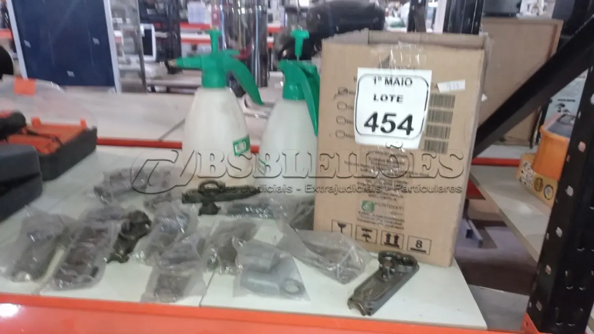 LOTE 454 - 01 CAIXA COM VÁRIAS FECHADURAS CREMONA E 02 PULVERIZADORES. (NO ESTADO) ATENÇÃO! FAZER A VISITAÇÃO ANTES DE ARREMATAR, NÃO SABEMOS SE FUNCIONA, LEILÃO NÃO TEM GARANTIA E NEM DEVOLUÇÃO, SUJEITO A POSSÍVEIS AVARIAS VISÍVEIS/OCULTAS E/OU AUSÊNCIA DE COMPONENTES.