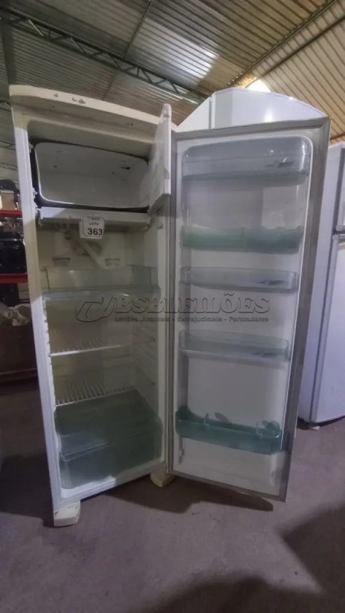 LOTE 363 - 01 GELADEIRA 220V MARCA ELECTROLUX. (NO ESTADO) ATENÇÃO! FAZER A VISITAÇÃO ANTES DE ARREMATAR, NÃO SABEMOS SE FUNCIONA, LEILÃO NÃO TEM GARANTIA E NEM DEVOLUÇÃO, SUJEITO A POSSÍVEIS AVARIAS VISÍVEIS/OCULTAS E/OU AUSÊNCIA DE COMPONENTES.