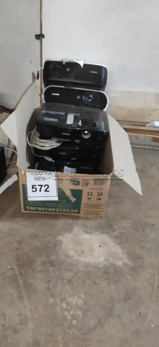 LOTE 572 - 01 LOTE COM SUCATA DE PROJETORES. (NO ESTADO) ATENÇÃO! FAZER A VISITAÇÃO ANTES DE ARREMATAR, NÃO SABEMOS SE FUNCIONA, LEILÃO NÃO TEM GARANTIA E NEM DEVOLUÇÃO, SUJEITO A POSSÍVEIS AVARIAS VISÍVEIS/OCULTAS E/OU AUSÊNCIA DE COMPONENTES.