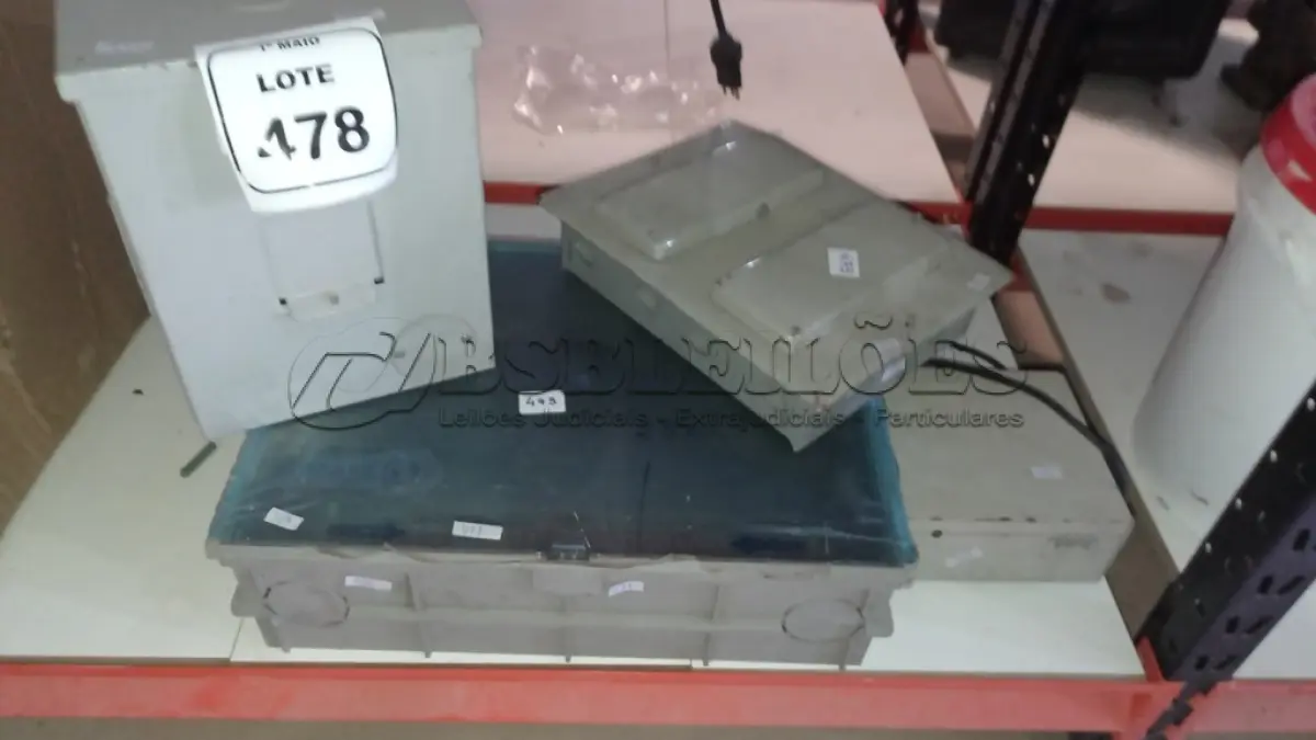 LOTE 478 - 01 CAIXA DE HIDRÔMETRO, 01 ESTABILIZADOR E 02 QUADROS ELÉTRICOS DE DIFERENTES MODELOS. (NO ESTADO) ATENÇÃO! FAZER A VISITAÇÃO ANTES DE ARREMATAR, NÃO SABEMOS SE FUNCIONA, LEILÃO NÃO TEM GARANTIA E NEM DEVOLUÇÃO, SUJEITO A POSSÍVEIS AVARIAS VISÍVEIS/OCULTAS E/OU AUSÊNCIA DE COMPONENTES.