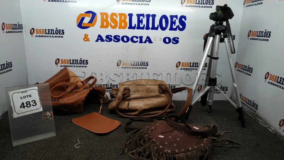 LOTE 483 - 01 TRIPÉ PARA CÂMERA E 03 BOLSA FEMININAS. (NO ESTADO) ATENÇÃO! FAZER A VISITAÇÃO ANTES DE ARREMATAR, NÃO SABEMOS SE FUNCIONA, LEILÃO NÃO TEM GARANTIA E NEM DEVOLUÇÃO, SUJEITO A POSSÍVEIS AVARIAS VISÍVEIS/OCULTAS E/OU AUSÊNCIA DE COMPONENTES.