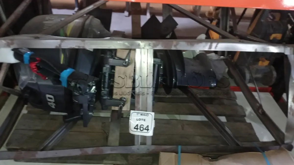 LOTE 464 - 01 MOTOR DE POPA DE 40HP COM TANQUE DE GASOLINA DE 24L MARCA YAMAHA. (NO ESTADO) ATENÇÃO! FAZER A VISITAÇÃO ANTES DE ARREMATAR, NÃO SABEMOS SE FUNCIONA, LEILÃO NÃO TEM GARANTIA E NEM DEVOLUÇÃO, SUJEITO A POSSÍVEIS AVARIAS VISÍVEIS/OCULTAS E/OU AUSÊNCIA DE COMPONENTES.