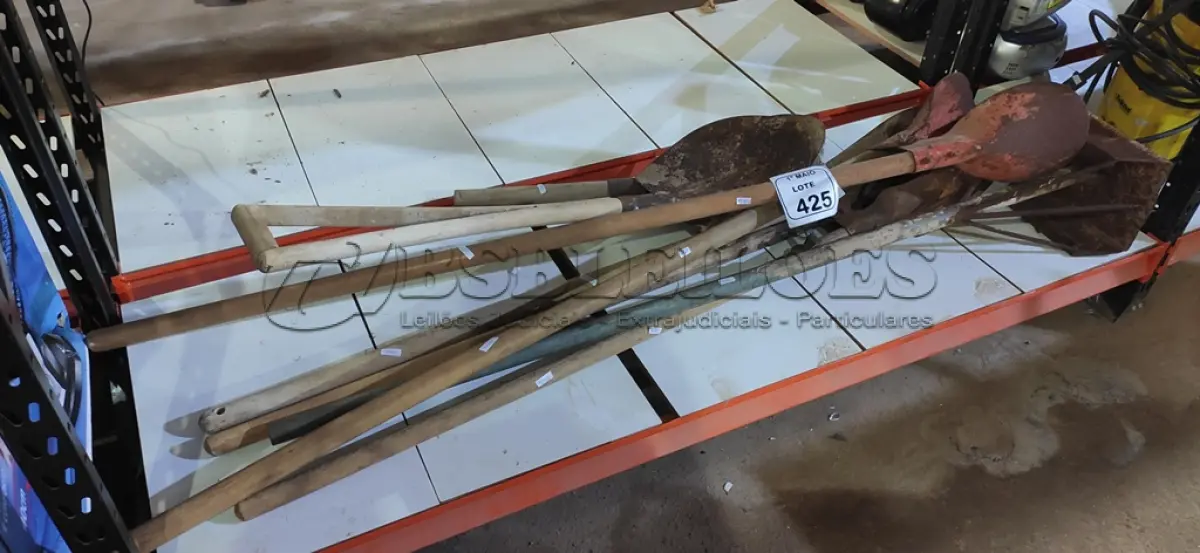 LOTE 425 - 01 SOCADOR DE SOLO, 02 CAVADORES E 03 PÁS. (NO ESTADO) ATENÇÃO! FAZER A VISITAÇÃO ANTES DE ARREMATAR, NÃO SABEMOS SE FUNCIONA, LEILÃO NÃO TEM GARANTIA E NEM DEVOLUÇÃO, SUJEITO A POSSÍVEIS AVARIAS VISÍVEIS/OCULTAS E/OU AUSÊNCIA DE COMPONENTES.