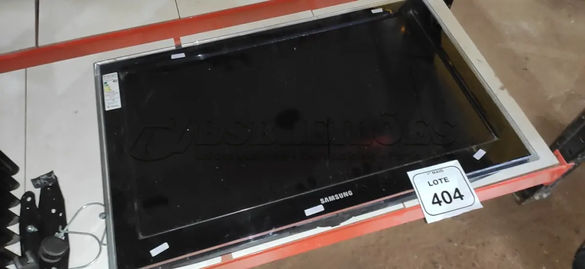 LOTE 404 - 01 TV LCD 32’’ MARC SAMSUNG. (NO ESTADO) ATENÇÃO! FAZER A VISITAÇÃO ANTES DE ARREMATAR, NÃO SABEMOS SE FUNCIONA, LEILÃO NÃO TEM GARANTIA E NEM DEVOLUÇÃO, SUJEITO A POSSÍVEIS AVARIAS VISÍVEIS/OCULTAS E/OU AUSÊNCIA DE COMPONENTES.