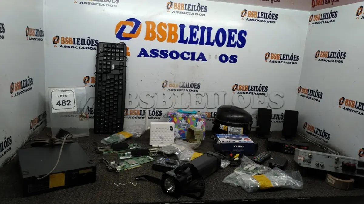 LOTE 482 - 01 LOTE COM PLACAS HBA DE FIBRA OPTICA PARA SERVIDORES, 01 COMPRESSOR DE GELADEIRA,01 CAIXA COM ITENS DIVERSOS. (NO ESTADO) ATENÇÃO! FAZER A VISITAÇÃO ANTES DE ARREMATAR, NÃO SABEMOS SE FUNCIONA, LEILÃO NÃO TEM GARANTIA E NEM DEVOLUÇÃO, SUJEITO A POSSÍVEIS AVARIAS VISÍVEIS/OCULTAS E/OU AUSÊNCIA DE COMPONENTES.