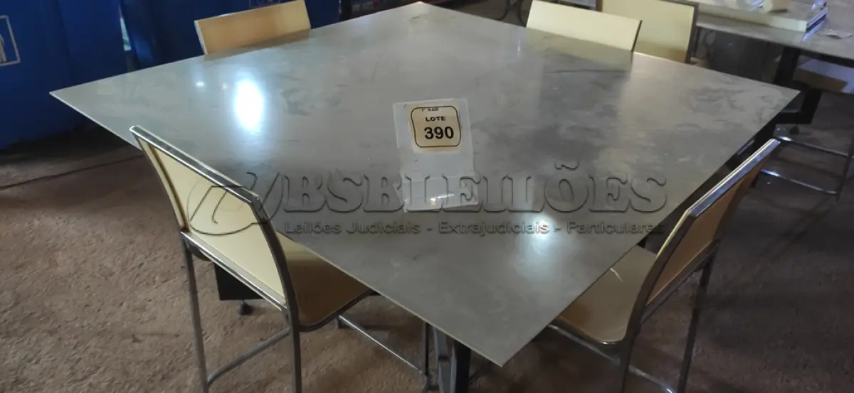 LOTE 390 - 01 MESA COM BASE DE FERRO E TAMPO EM PORCELANATO 04 CADEIRAS. (NO ESTADO) ATENÇÃO! FAZER A VISITAÇÃO ANTES DE ARREMATAR, NÃO SABEMOS SE FUNCIONA, LEILÃO NÃO TEM GARANTIA E NEM DEVOLUÇÃO, SUJEITO A POSSÍVEIS AVARIAS VISÍVEIS/OCULTAS E/OU AUSÊNCIA DE COMPONENTES.