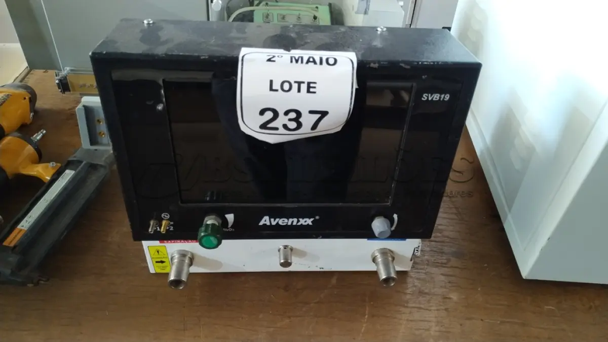 LOTE 237 - 01 VENTILADOR PULMONAR AVENXX SVB19. (NO ESTADO) ATENÇÃO! FAZER A VISITAÇÃO ANTES DE ARREMATAR, NÃO SABEMOS SE FUNCIONA, LEILÃO NÃO TEM GARANTIA E NEM DEVOLUÇÃO, SUJEITO A POSSÍVEIS AVARIAS VISÍVEIS/OCULTAS E/OU AUSÊNCIA DE COMPONENTES.