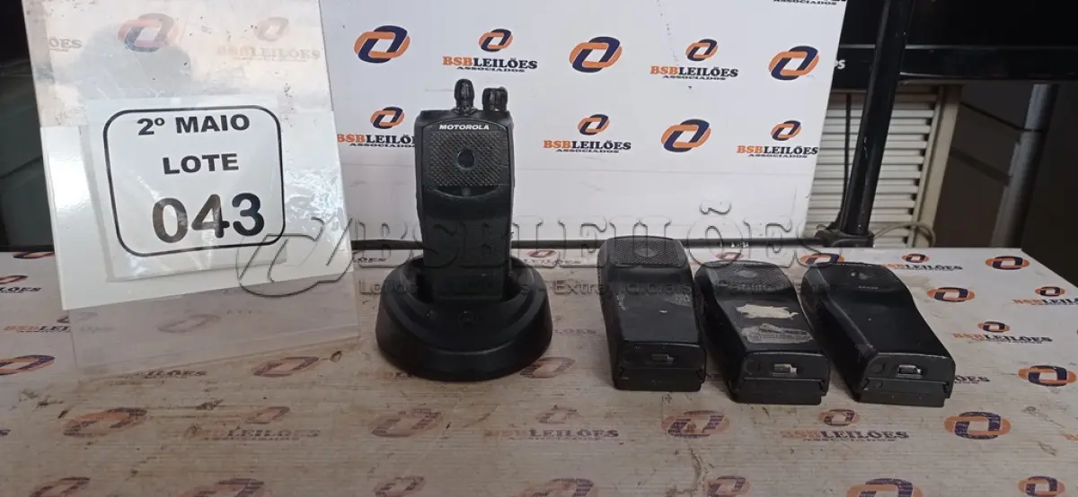 LOTE 043 - 04 RÁDIOS COMUNICADORES MODELO EP450S E 01 BASE DE CARREGADOR. (NO ESTADO) ATENÇÃO! FAZER A VISITAÇÃO ANTES DE ARREMATAR, NÃO SABEMOS SE FUNCIONA, LEILÃO NÃO TEM GARANTIA E NEM DEVOLUÇÃO, SUJEITO A POSSÍVEIS AVARIAS VISÍVEIS/OCULTAS E/OU AUSÊNCIA DE COMPONENTES.