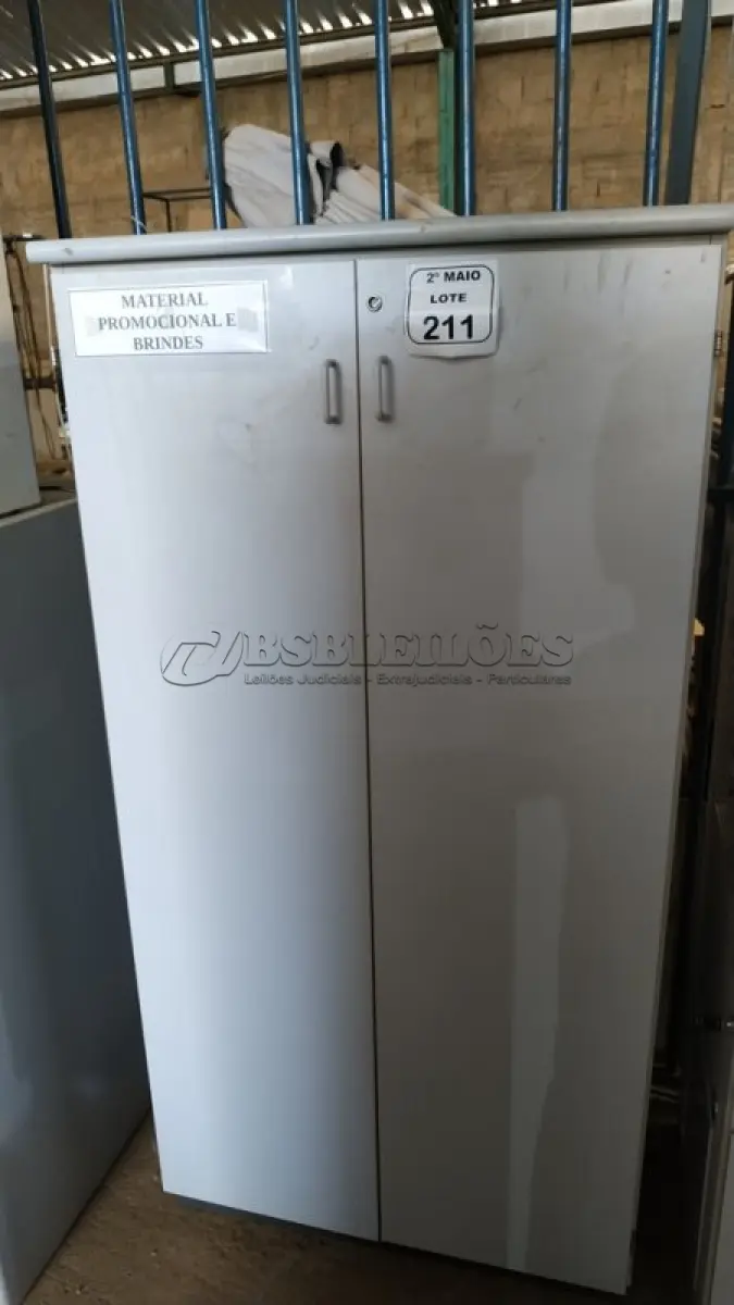 LOTE 211 - 01 ARMÁRIO ALTO EM MADEIRA COM 02 PORTAS. (NO ESTADO) ATENÇÃO! FAZER A VISITAÇÃO ANTES DE ARREMATAR, NÃO SABEMOS SE FUNCIONA, LEILÃO NÃO TEM GARANTIA E NEM DEVOLUÇÃO, SUJEITO A POSSÍVEIS AVARIAS VISÍVEIS/OCULTAS E/OU AUSÊNCIA DE COMPONENTES.
