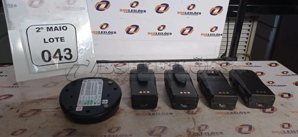LOTE 043 - 04 RÁDIOS COMUNICADORES MODELO EP450S E 01 BASE DE CARREGADOR. (NO ESTADO) ATENÇÃO! FAZER A VISITAÇÃO ANTES DE ARREMATAR, NÃO SABEMOS SE FUNCIONA, LEILÃO NÃO TEM GARANTIA E NEM DEVOLUÇÃO, SUJEITO A POSSÍVEIS AVARIAS VISÍVEIS/OCULTAS E/OU AUSÊNCIA DE COMPONENTES.