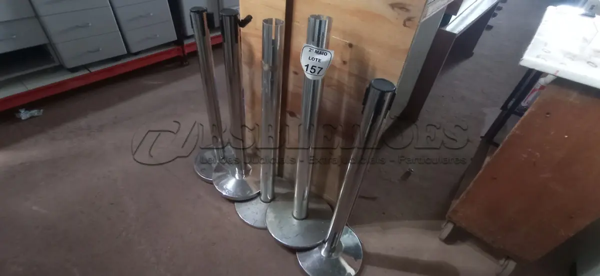 LOTE 157 - 05 PEDESTAIS ORGANIZADOR DE FILA EM INOX. (NO ESTADO) ATENÇÃO! FAZER A VISITAÇÃO ANTES DE ARREMATAR, NÃO SABEMOS SE FUNCIONA, LEILÃO NÃO TEM GARANTIA E NEM DEVOLUÇÃO, SUJEITO A POSSÍVEIS AVARIAS VISÍVEIS/OCULTAS E/OU AUSÊNCIA DE COMPONENTES.