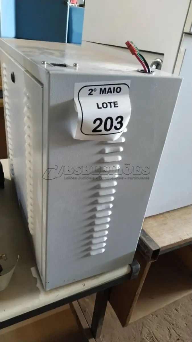 LOTE 203 - 01 BANCO DE BATERIAS COM 04 BATERIAS. (NO ESTADO) ATENÇÃO! FAZER A VISITAÇÃO ANTES DE ARREMATAR, NÃO SABEMOS SE FUNCIONA, LEILÃO NÃO TEM GARANTIA E NEM DEVOLUÇÃO, SUJEITO A POSSÍVEIS AVARIAS VISÍVEIS/OCULTAS E/OU AUSÊNCIA DE COMPONENTES.