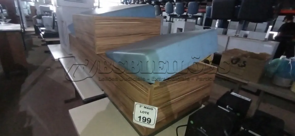 LOTE 199 - 01 BANCO DE 03 LUGARES EM MADEIRA COM ESTRUTURA EM METAL E ASSENTO ALMOFADADO NA COR AZUL E 01PUFF. (NO ESTADO) ATENÇÃO! FAZER A VISITAÇÃO ANTES DE ARREMATAR, NÃO SABEMOS SE FUNCIONA, LEILÃO NÃO TEM GARANTIA E NEM DEVOLUÇÃO, SUJEITO A POSSÍVEIS AVARIAS VISÍVEIS/OCULTAS E/OU AUSÊNCIA DE COMPONENTES.