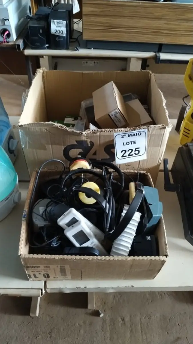 LOTE 225 - 09 CÂMERAS DE SEGURANÇA MARCA KODO, 04 CÂMERAS MODELO XLP, 02 CÂMERAS RICOM, 01 TRANSMISSOR ODU AN7000 BUC 2W, 02 CONTROLES DE AR-CONDICIONADO, VÁRIOS HEADPHONES, LEITORES BIOMÉTRICOS E LEITORAS DE CARTÃO. (NO ESTADO) ATENÇÃO! FAZER A VISITAÇÃO ANTES DE ARREMATAR, NÃO SABEMOS SE FUNCIONA, LEILÃO NÃO TEM GARANTIA E NEM DEVOLUÇÃO, SUJEITO A POSSÍVEIS AVARIAS VISÍVEIS/OCULTAS E/OU AUSÊNCIA DE COMPONENTES.