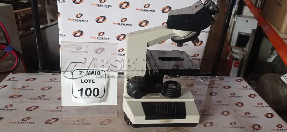LOTE 100 - 01 MICROSCÓPIO MARCA. (NO ESTADO) ATENÇÃO! FAZER A VISITAÇÃO ANTES DE ARREMATAR, NÃO SABEMOS SE FUNCIONA, LEILÃO NÃO TEM GARANTIA E NEM DEVOLUÇÃO, SUJEITO A POSSÍVEIS AVARIAS VISÍVEIS/OCULTAS E/OU AUSÊNCIA DE COMPONENTES.