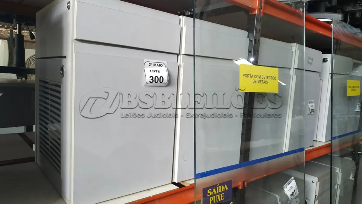 LOTE 300 - 02 ARMÁRIOS PARA CPU COM 01 PORTA E 01 GAVETA. (NO ESTADO) ATENÇÃO! FAZER A VISITAÇÃO ANTES DE ARREMATAR, NÃO SABEMOS SE FUNCIONA, LEILÃO NÃO TEM GARANTIA E NEM DEVOLUÇÃO, SUJEITO A POSSÍVEIS AVARIAS VISÍVEIS/OCULTAS E/OU AUSÊNCIA DE COMPONENTES.