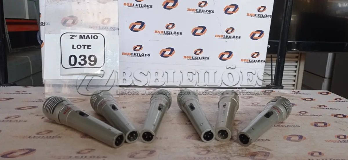 LOTE 039 - 06 MICROFONES. (NO ESTADO) ATENÇÃO! FAZER A VISITAÇÃO ANTES DE ARREMATAR, NÃO SABEMOS SE FUNCIONA, LEILÃO NÃO TEM GARANTIA E NEM DEVOLUÇÃO, SUJEITO A POSSÍVEIS AVARIAS VISÍVEIS/OCULTAS E/OU AUSÊNCIA DE COMPONENTES.