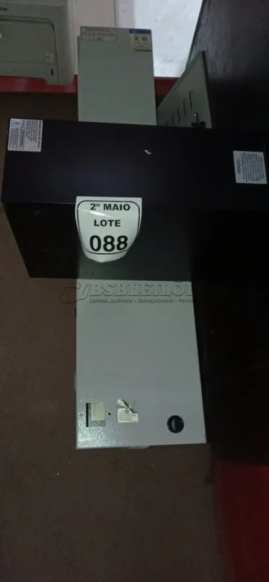 LOTE 088 - 01 BANCO DE BATERIAS VAZIO E 01 NOBREAK. (NO ESTADO) ATENÇÃO! FAZER A VISITAÇÃO ANTES DE ARREMATAR, NÃO SABEMOS SE FUNCIONA, LEILÃO NÃO TEM GARANTIA E NEM DEVOLUÇÃO, SUJEITO A POSSÍVEIS AVARIAS VISÍVEIS/OCULTAS E/OU AUSÊNCIA DE COMPONENTES.