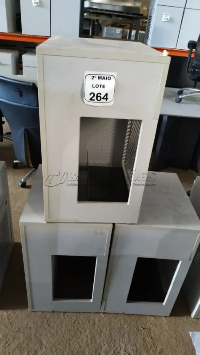 LOTE 264 - 03 ARMÁRIOS PARA CPU COM 01 PORTA E 01 GAVETA. (NO ESTADO) ATENÇÃO! FAZER A VISITAÇÃO ANTES DE ARREMATAR, NÃO SABEMOS SE FUNCIONA, LEILÃO NÃO TEM GARANTIA E NEM DEVOLUÇÃO, SUJEITO A POSSÍVEIS AVARIAS VISÍVEIS/OCULTAS E/OU AUSÊNCIA DE COMPONENTES.
