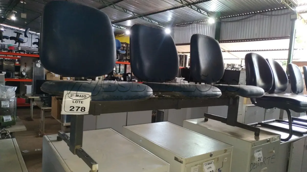 LOTE 278 - 01 CADEIRA TIPO LONGARINA COM 03 ASSENTOS. (NO ESTADO) ATENÇÃO! FAZER A VISITAÇÃO ANTES DE ARREMATAR, NÃO SABEMOS SE FUNCIONA, LEILÃO NÃO TEM GARANTIA E NEM DEVOLUÇÃO, SUJEITO A POSSÍVEIS AVARIAS VISÍVEIS/OCULTAS E/OU AUSÊNCIA DE COMPONENTES.