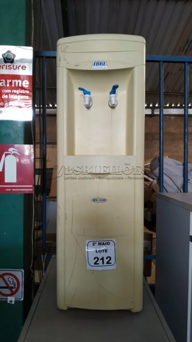 LOTE 212 - 01 BEBEDOURO PARA GARRAFÃO REFRIGERADO MARCA IBBL. (NO ESTADO) ATENÇÃO! FAZER A VISITAÇÃO ANTES DE ARREMATAR, NÃO SABEMOS SE FUNCIONA, LEILÃO NÃO TEM GARANTIA E NEM DEVOLUÇÃO, SUJEITO A POSSÍVEIS AVARIAS VISÍVEIS/OCULTAS E/OU AUSÊNCIA DE COMPONENTES.