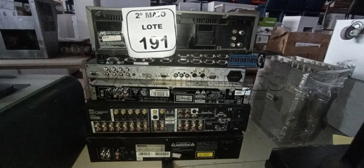 LOTE 191 - 01 APARELHO DE VIDEOCASSETE, 01 APARELHO DE DVD, 01 GRAVADOR DE CD, 01 CONTROLADOR DIGITAL E 02 SWITCHES. (NO ESTADO) ATENÇÃO! FAZER A VISITAÇÃO ANTES DE ARREMATAR, NÃO SABEMOS SE FUNCIONA, LEILÃO NÃO TEM GARANTIA E NEM DEVOLUÇÃO, SUJEITO A POSSÍVEIS AVARIAS VISÍVEIS/OCULTAS E/OU AUSÊNCIA DE COMPONENTES.