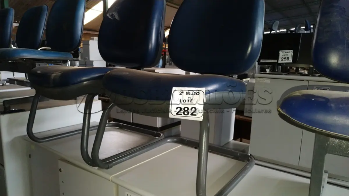 LOTE 282 - 02 CADEIRAS COM PÉS FIXOS NA COR AZUL. (NO ESTADO) ATENÇÃO! FAZER A VISITAÇÃO ANTES DE ARREMATAR, NÃO SABEMOS SE FUNCIONA, LEILÃO NÃO TEM GARANTIA E NEM DEVOLUÇÃO, SUJEITO A POSSÍVEIS AVARIAS VISÍVEIS/OCULTAS E/OU AUSÊNCIA DE COMPONENTES.