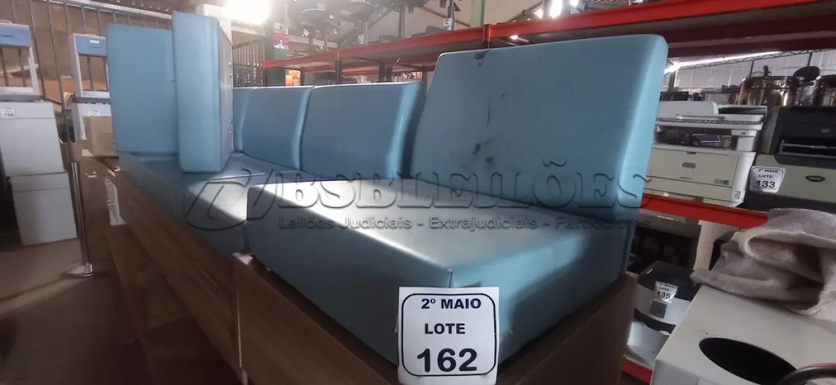 LOTE 162 - 01 SOFÁ DE 03 LUGARES EM MADEIRA COM ESTRUTURA DE METAL NA COR AZUL E 01 PUFF. (NO ESTADO) ATENÇÃO! FAZER A VISITAÇÃO ANTES DE ARREMATAR, NÃO SABEMOS SE FUNCIONA, LEILÃO NÃO TEM GARANTIA E NEM DEVOLUÇÃO, SUJEITO A POSSÍVEIS AVARIAS VISÍVEIS/OCULTAS E/OU AUSÊNCIA DE COMPONENTES.