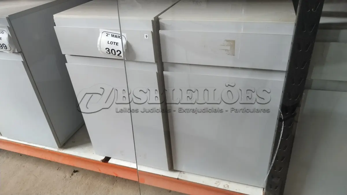 LOTE 302 - 02 ARMÁRIOS PARA CPU COM 01 PORTA E 01 GAVETA. (NO ESTADO) ATENÇÃO! FAZER A VISITAÇÃO ANTES DE ARREMATAR, NÃO SABEMOS SE FUNCIONA, LEILÃO NÃO TEM GARANTIA E NEM DEVOLUÇÃO, SUJEITO A POSSÍVEIS AVARIAS VISÍVEIS/OCULTAS E/OU AUSÊNCIA DE COMPONENTES.
