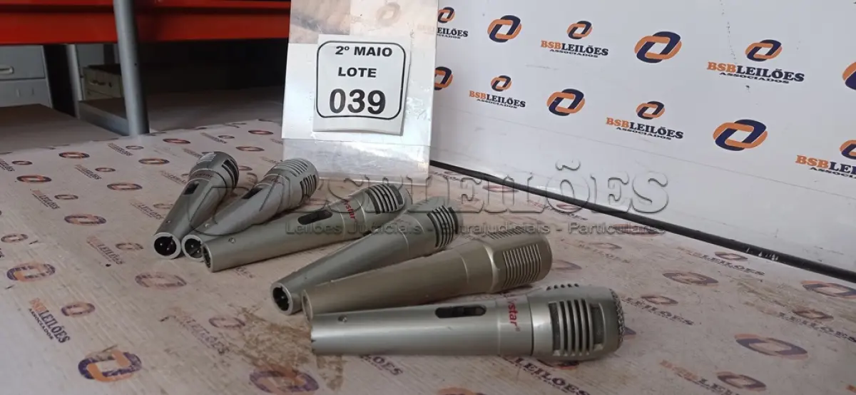 LOTE 039 - 06 MICROFONES. (NO ESTADO) ATENÇÃO! FAZER A VISITAÇÃO ANTES DE ARREMATAR, NÃO SABEMOS SE FUNCIONA, LEILÃO NÃO TEM GARANTIA E NEM DEVOLUÇÃO, SUJEITO A POSSÍVEIS AVARIAS VISÍVEIS/OCULTAS E/OU AUSÊNCIA DE COMPONENTES.