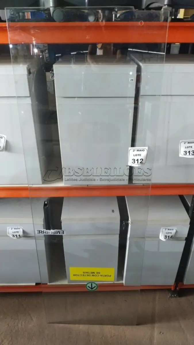 LOTE 312 - 01 PORTA DE VIDRO DE 2,06X0,69. (NO ESTADO) ATENÇÃO! FAZER A VISITAÇÃO ANTES DE ARREMATAR, NÃO SABEMOS SE FUNCIONA, LEILÃO NÃO TEM GARANTIA E NEM DEVOLUÇÃO, SUJEITO A POSSÍVEIS AVARIAS VISÍVEIS/OCULTAS E/OU AUSÊNCIA DE COMPONENTES.