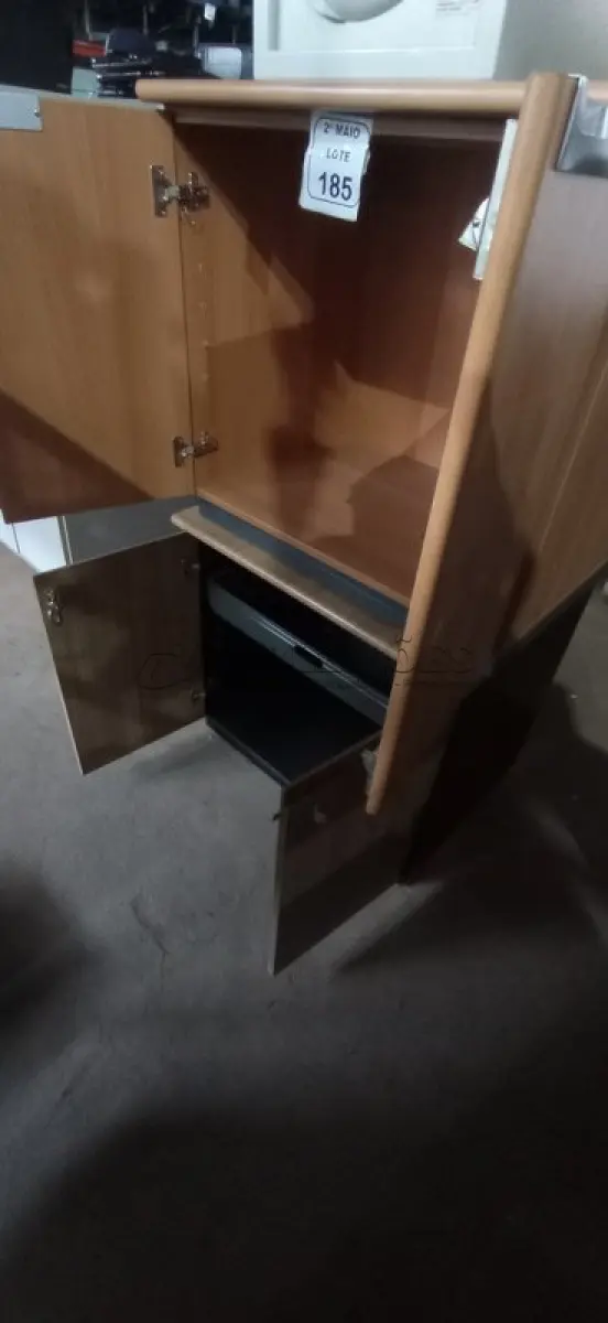 LOTE 185 - 02 ARMÁRIOS BAIXOS EM MADEIRA COM 02 PORTAS. (NO ESTADO) ATENÇÃO! FAZER A VISITAÇÃO ANTES DE ARREMATAR, NÃO SABEMOS SE FUNCIONA, LEILÃO NÃO TEM GARANTIA E NEM DEVOLUÇÃO, SUJEITO A POSSÍVEIS AVARIAS VISÍVEIS/OCULTAS E/OU AUSÊNCIA DE COMPONENTES.