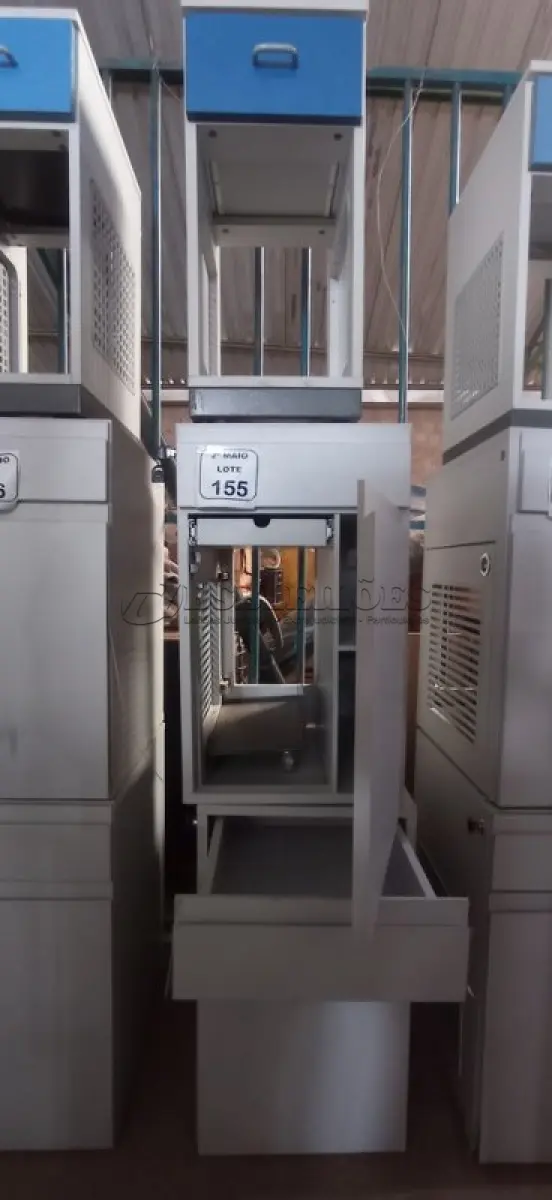 LOTE 155 - 03 ARMÁRIOS PARA CPU SENDO 02 COM 01 PORTA E 01 GAVETA. (NO ESTADO) ATENÇÃO! FAZER A VISITAÇÃO ANTES DE ARREMATAR, NÃO SABEMOS SE FUNCIONA, LEILÃO NÃO TEM GARANTIA E NEM DEVOLUÇÃO, SUJEITO A POSSÍVEIS AVARIAS VISÍVEIS/OCULTAS E/OU AUSÊNCIA DE COMPONENTES.