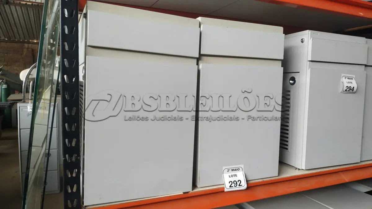 LOTE 292 - 02 ARMÁRIOS PARA CPU COM 01 PORTA E 01 GAVETA. (NO ESTADO) ATENÇÃO! FAZER A VISITAÇÃO ANTES DE ARREMATAR, NÃO SABEMOS SE FUNCIONA, LEILÃO NÃO TEM GARANTIA E NEM DEVOLUÇÃO, SUJEITO A POSSÍVEIS AVARIAS VISÍVEIS/OCULTAS E/OU AUSÊNCIA DE COMPONENTES.