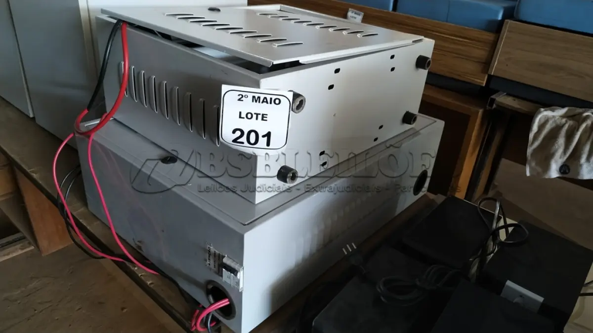 LOTE 201 - 02 BANCOS DE BATERIAS VAZIOS. (NO ESTADO) ATENÇÃO! FAZER A VISITAÇÃO ANTES DE ARREMATAR, NÃO SABEMOS SE FUNCIONA, LEILÃO NÃO TEM GARANTIA E NEM DEVOLUÇÃO, SUJEITO A POSSÍVEIS AVARIAS VISÍVEIS/OCULTAS E/OU AUSÊNCIA DE COMPONENTES.