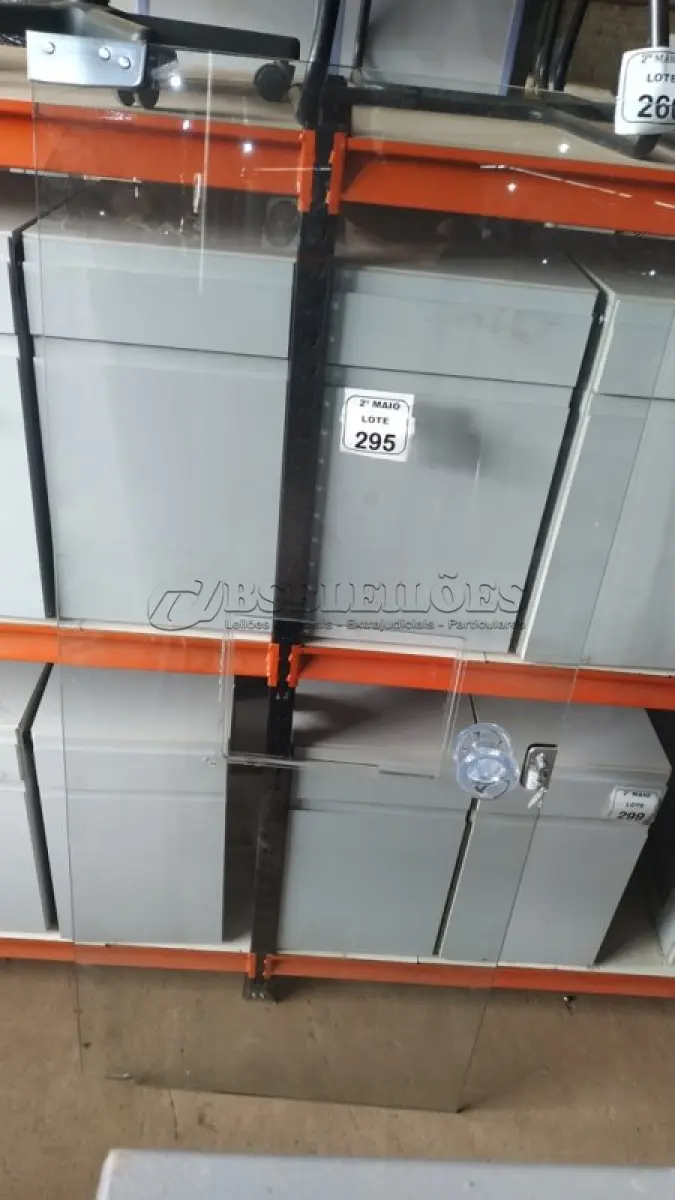 LOTE 295 - 01 PORTA DE VIDRO DE 2,08X0,89 COM ABERTURA CENTRAL. (NO ESTADO) ATENÇÃO! FAZER A VISITAÇÃO ANTES DE ARREMATAR, NÃO SABEMOS SE FUNCIONA, LEILÃO NÃO TEM GARANTIA E NEM DEVOLUÇÃO, SUJEITO A POSSÍVEIS AVARIAS VISÍVEIS/OCULTAS E/OU AUSÊNCIA DE COMPONENTES.
