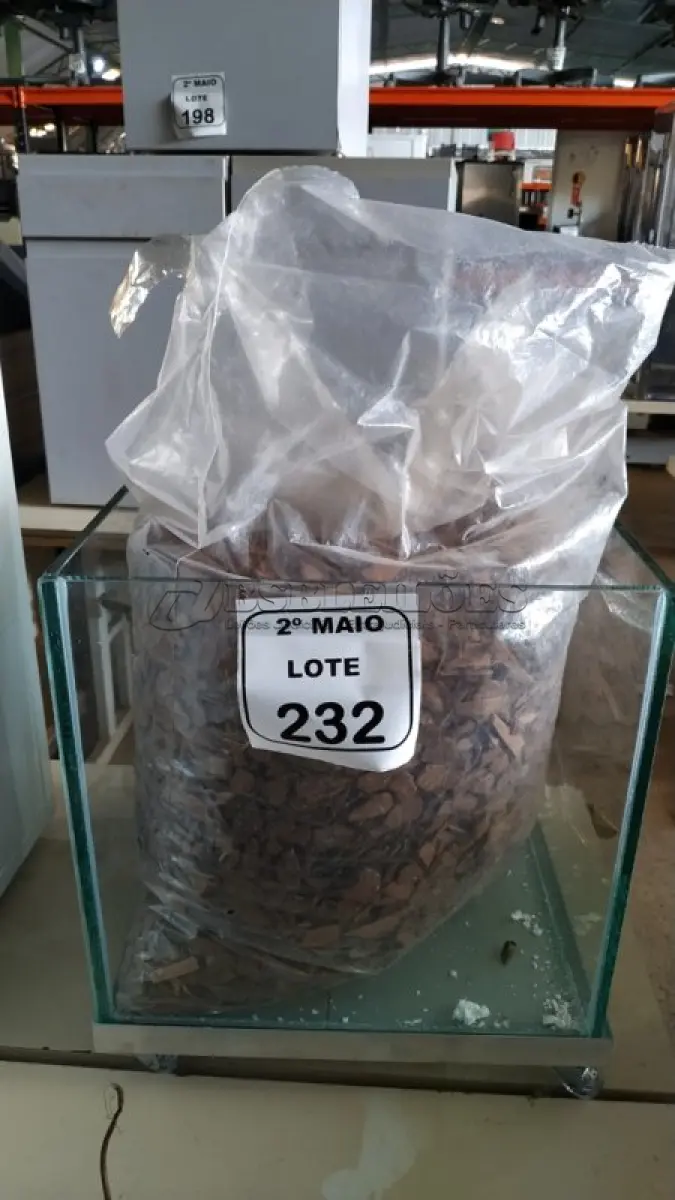 LOTE 232 - 01 SACO DE CASCA POLIDA E 01 JARRO DE VIDRO COM RODINHAS. (NO ESTADO) ATENÇÃO! FAZER A VISITAÇÃO ANTES DE ARREMATAR, NÃO SABEMOS SE FUNCIONA, LEILÃO NÃO TEM GARANTIA E NEM DEVOLUÇÃO, SUJEITO A POSSÍVEIS AVARIAS VISÍVEIS/OCULTAS E/OU AUSÊNCIA DE COMPONENTES.